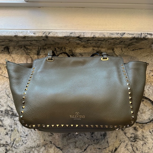SOLD!!!! Valentino Medium Rockstud Leather Tote - Picture 4 of 16